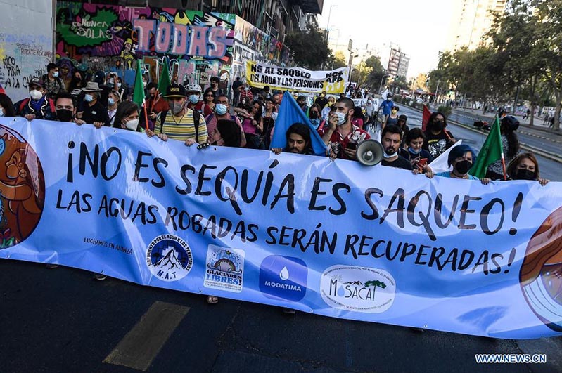 Personas participan en manifestación en marco del Día Mundial del Agua en Chile