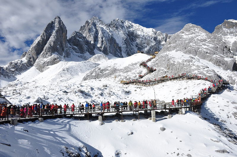 Turistas escalando una montaña en Lijiang, provincia de Yunan. [Foto: proporcionada a chinadaily.com.cn]