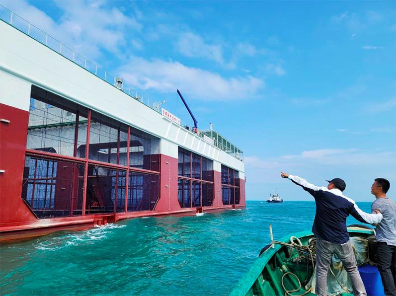 La "Granja de Peces Pu Sheng 1", una moderna granja marina semi-sumergible para operaciones de acuicultura y turismo, se instaló en la Granja Nacional Inteligente de Peces de la Bahía Longqi en la provincia de Hainan, el 24 de marzo de 2022.