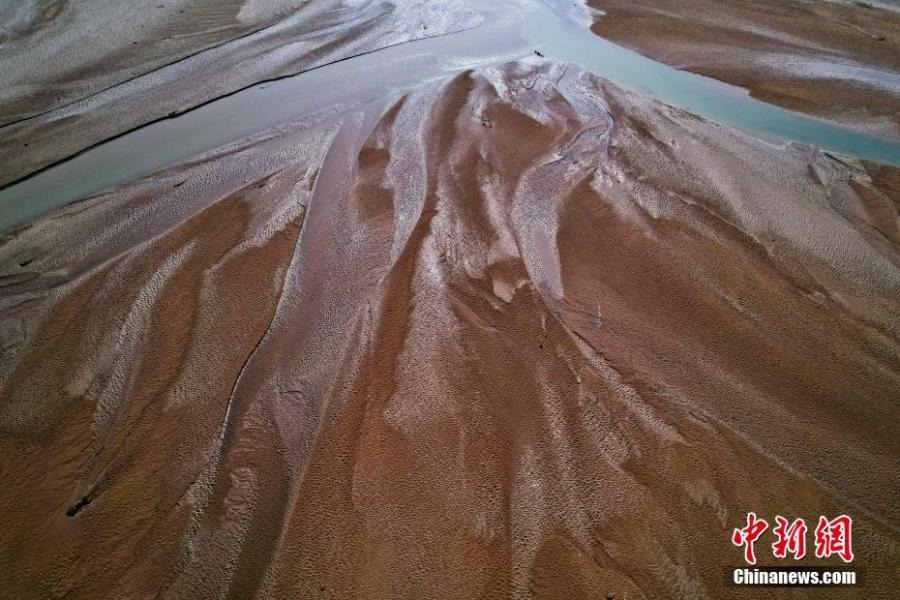 Naturales “pinturas” decoran el lecho del río Amarillo