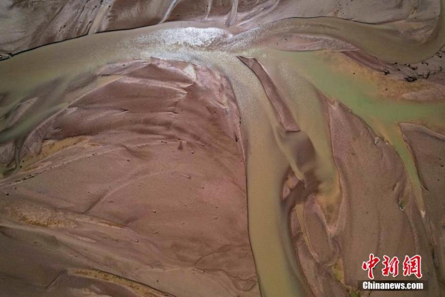 Naturales “pinturas” decoran el lecho del río Amarillo