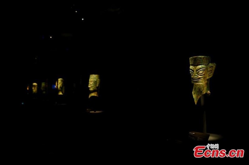 Las reliquias de bronce se exhiben en el Museo Sanxingdui en la provincia de Sichuan, suroeste de China, el 29 de marzo de 2022. (Foto: Servicio de Noticias de China/Zhang Lang)