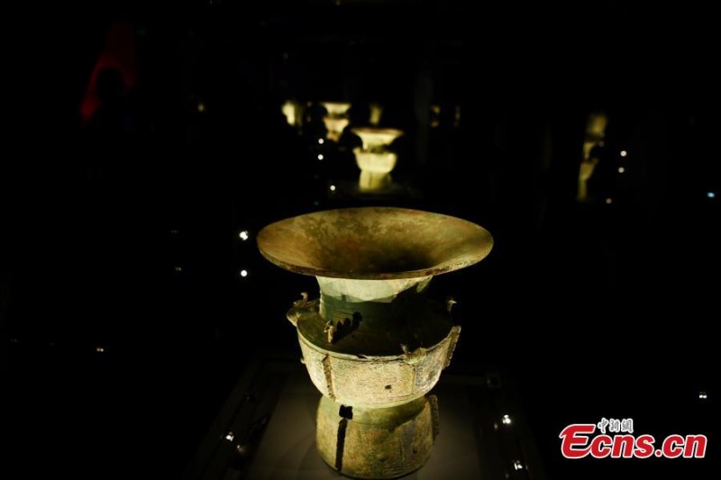 Un Zun de bronce en el Museo Sanxingdui, en la provincia de Sichuan, suroeste de China, el 29 de marzo de 2022. (Foto: Servicio de Noticias de China/Zhang Lang)