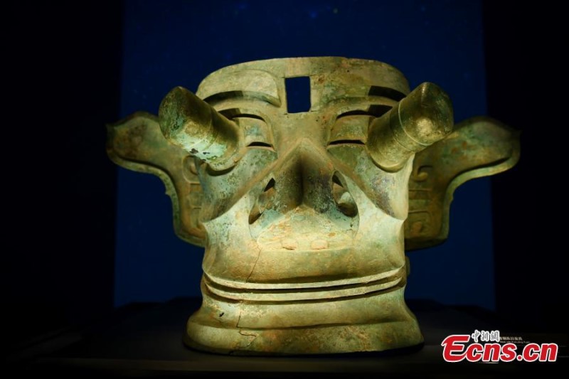 La foto muestra la máscara de bronce de ojos verticales en el Museo Sanxingdui en la provincia de Sichuan, suroeste de China, el 29 de marzo de 2022. (Foto: Servicio de Noticias de China/Zhang Lang)