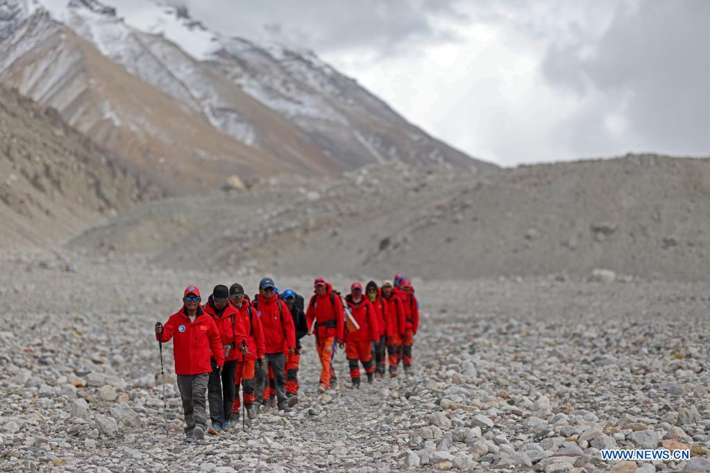 Equipo chino de expedición científica regresa a salvo a campamento base en monte Qomolangma