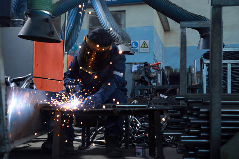 Un trabajador ayuda a fabricar palas de acero en un taller de Tangshan Renhe Hardware Tool del condado de Luannan en Tangshan, provincia de Hebei. [Foto: Liu Lanwei/ chinadaily.com.cn]