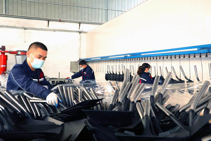 Los trabajadores clasifican artículos en un taller de Tangshan Comfort Hardware Tool. [Foto: Liu Lanwei/chinadaily.com.cn]