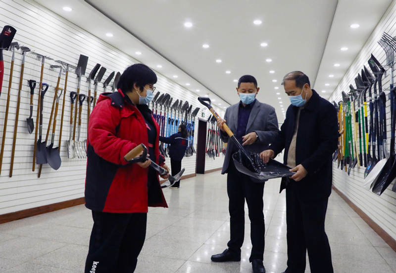 Pala de acero en una sala de exposiciones de Tangshan Comfort Hardware Tool. [Foto: Lanwei/Chinadaily.com.cn]