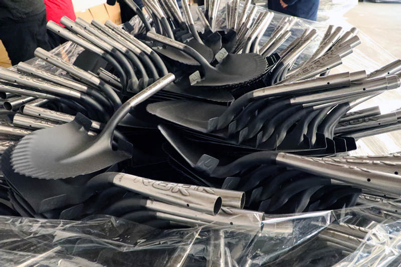 Palas semiacabadas en Tangshan Comfort Hardware Tool Co. [Foto: Liu Lanwei/ chinadaily.com.cn]