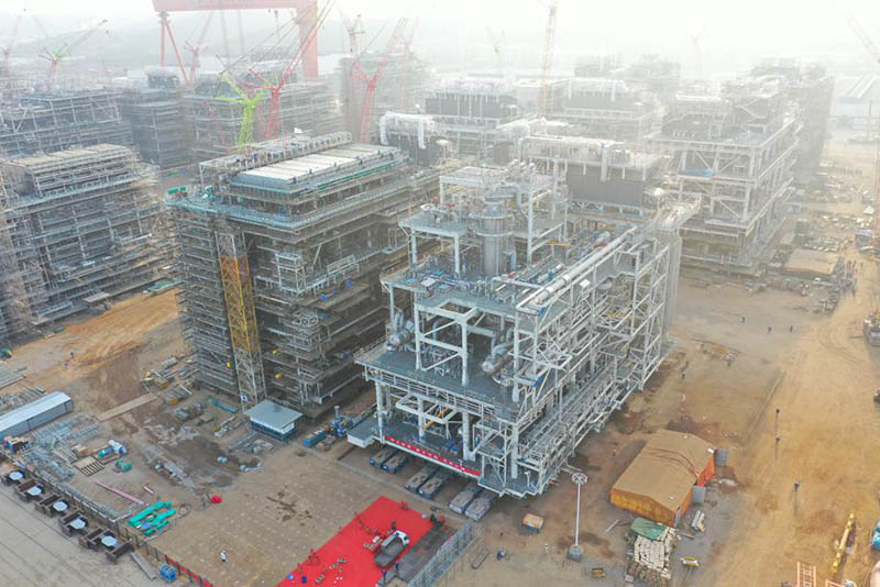Dos módulos de procesos básicos se terminan y entregan al proyecto de gas natural licuado canadiense en Qingdao, provincia de Shandong. [Foto: Zhang Peng/ China Daily]