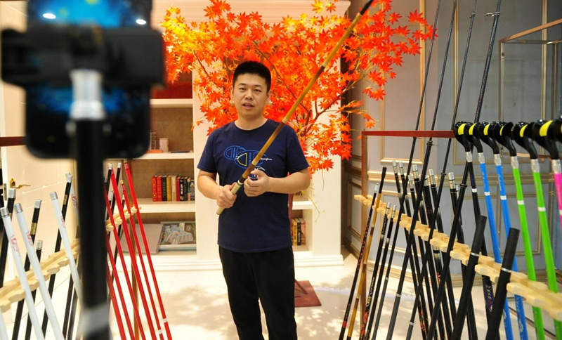 El 6 de junio de 2020, un presentador transmitía la venta de cañas de pescar en una base de suministro de comercio electrónico en el condado Suning, provincia de Hebei. Foto: Yuan Liwei, Pueblo en Línea