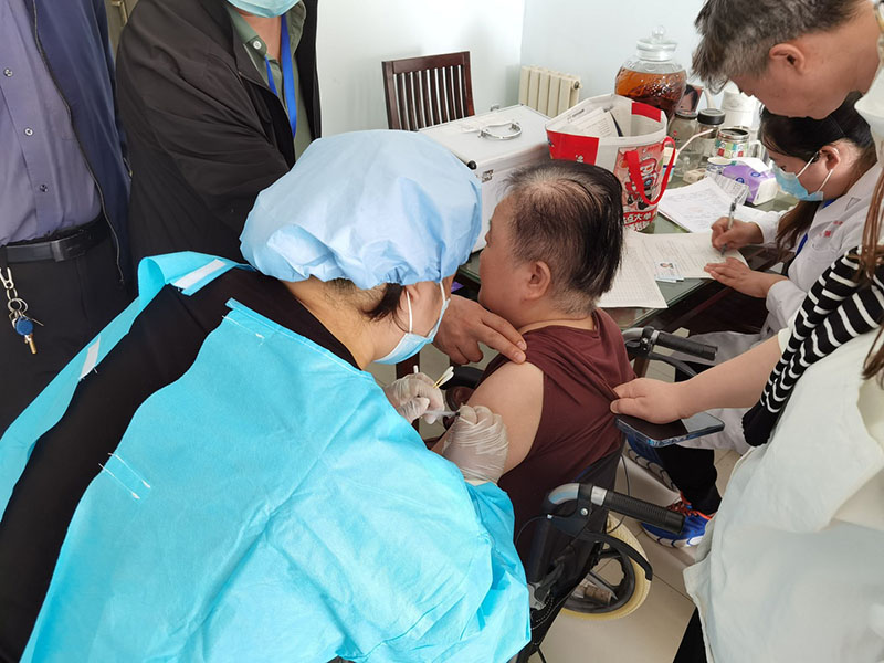 Un anciano recibe este sábado la vacuna contra el COVID-19 en el distrito Beichen de Tianjin, China. [Foto: proporcionada a chinadaily.com.cn]