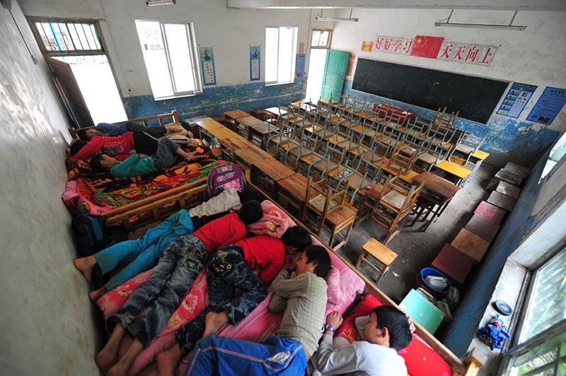 El 30 de mayo de 2012, los niños de la escuela primaria Yudong dormían la siesta en el aula-