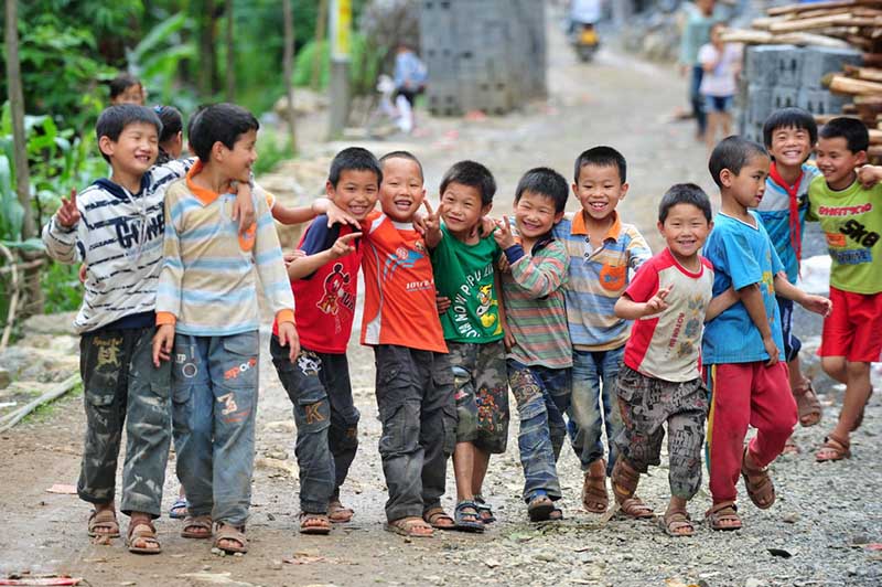 El 30 de mayo de 2012, los niños de la escuela primaria Yudong jugaban en el camino que conduce al pueblo frente a la escuela. En ese momento, el camino al pueblo todavía era un camino de tierra.