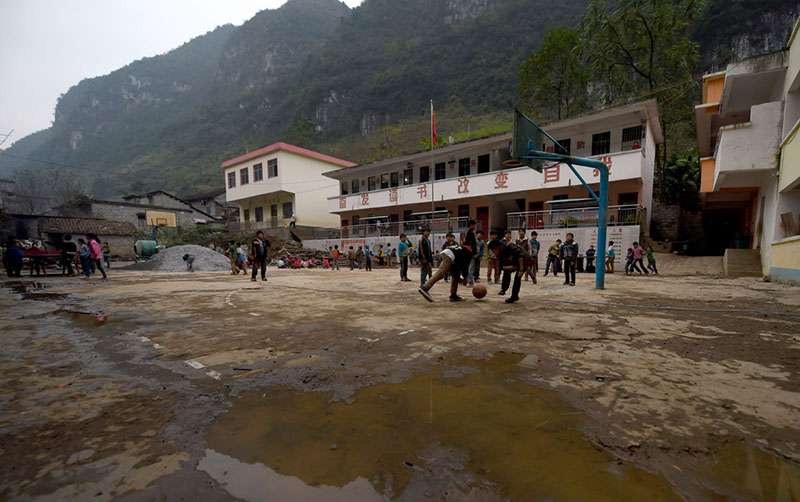 El 19 de noviembre de 2014, los niños de la escuela primaria Yudong hacían deporte en la pista de baloncesto.