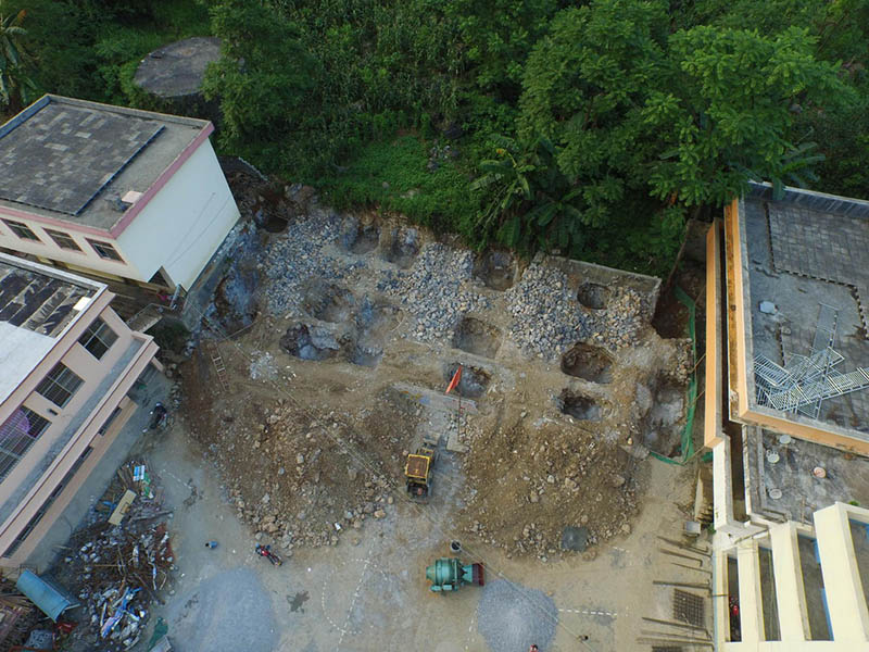 El 30 de junio de 2015, imágenes de dron de la construcción de un nuevo edificio de la escuela primaria Yudong.