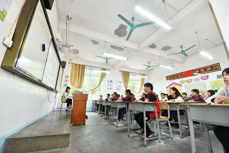 El 26 de mayo de 2022, los niños de la escuela primaria Yudong asistieron a una clase en el aula multimedia.
