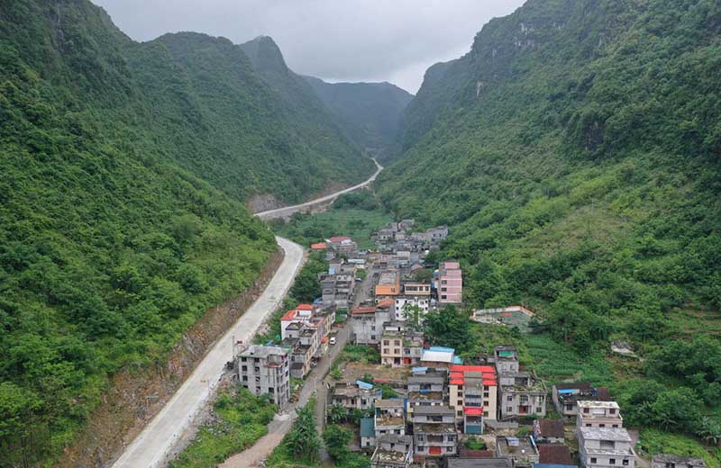 Vista aérea de la aldea de Yudong, donde se encuentra la escuela primaria de Yudong  el 26 de mayo de 2022 y la carretera secundaria pasa por la aldea.