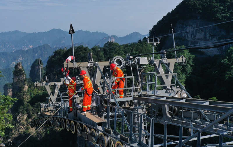 El 7 de junio de 2022 se llevaron a cabo simulacros de rescate de emergencia y controles de seguridad en un cruce de cables en el área escénica de Wulingyuan en Zhangjiajie, provincia de Hunan. [Foto de Wu Yongbing/Para chinadaily.com.cn]