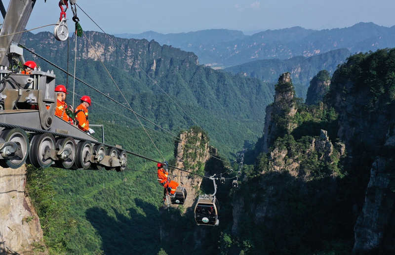 El 7 de junio de 2022 se llevaron a cabo simulacros de rescate de emergencia y controles de seguridad en un cruce de cables en el área escénica de Wulingyuan en Zhangjiajie, provincia de Hunan. [Foto de Wu Yongbing/Para chinadaily.com.cn]