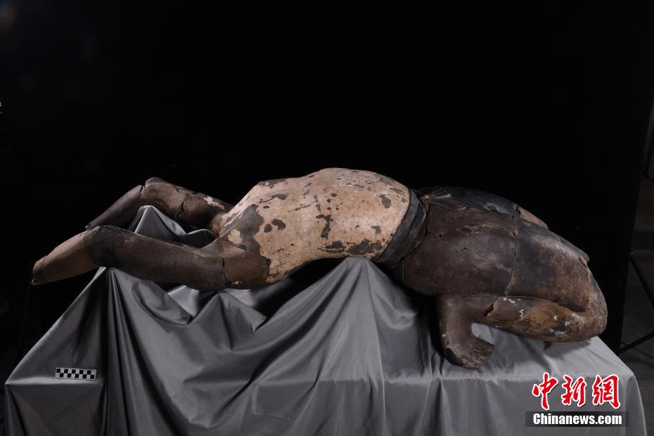 La figura supina se exhibe en el Museo del Sitio del Mausoleo del Emperador Qinshihuang en Xi'an, provincia de Shaanxi, 11 de junio del 2022. [Foto: Chinanews.com]