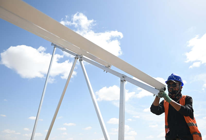 Un miembro del personal trabaja en el sitio de construcción de un proyecto fotovoltaico de un millón de kilovatios en el condado Gonghe de la prefectura autónoma tibetana de Hainan, provincia de Qinghai, 8 de junio del 2022. [Foto: Xinhua]