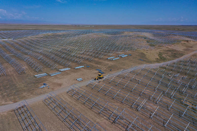 La foto aérea tomada el 8 de junio del 2022 muestra la construcción de un proyecto fotovoltaico de un millón de kilovatios en el condado Gonghe de la prefectura autónoma tibetana de Hainan, provincia de Qinghai. [Foto: Xinhua]