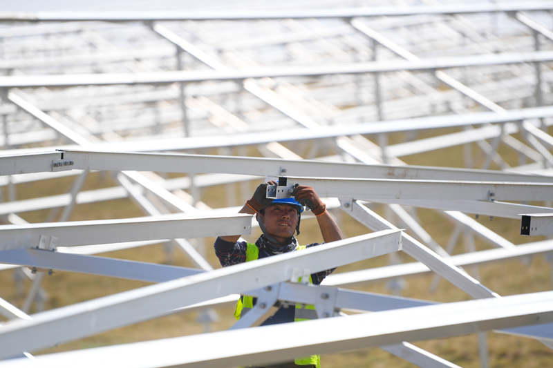 Construcción de un proyecto fotovoltaico de un millón de kilovatios en el condado de Gonghe de la prefectura autónoma tibetana de Hainan, provincia de Qinghai, en el noroeste de China, el 8 de junio de 2022. [Foto: Xinhua]