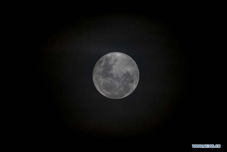 Imagen de la Luna en el cielo sobre la ciudad de Buenos Aires
