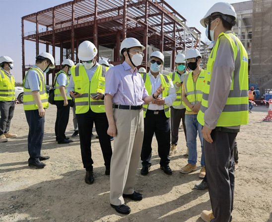 El 18 de noviembre de 2021, Ni Jian, embajador chino en EAU, visitó el sitio de construcción de la fábrica de vacunas de la empresa conjunta entre Sinopharm y UAE G42 Group ubicada en el Parque Industrial Khalifa para obtener más información sobre los últimos avances en la cooperación en materia de vacunas. (Foto cortesía de la Embajada de China en Emiratos Árabes Unidos)