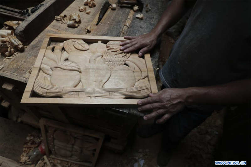 Un artesano trabaja en su taller de talla en madera, en el municipio de Valle de Angeles, en el departamento de Francisco Morazán, Honduras, el 27 de junio de 2022. (Xinhua/Rafael Ochoa)