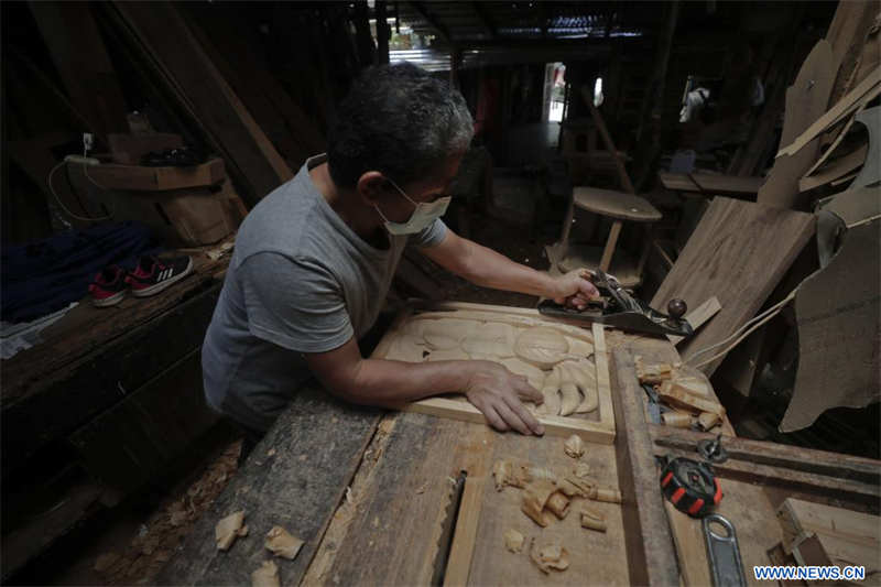  Un artesano trabaja en su taller de talla en madera, en el municipio de Valle de Angeles, en el departamento de Francisco Morazán, Honduras, el 27 de junio de 2022. (Xinhua/Rafael Ochoa)