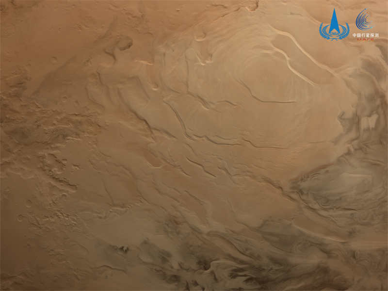 Una de las imágenes más recientes tomadas por las cámaras del orbitador Chino Tianwen 1 muestra el casquete polar sur de Marte. [Foto: proporcionada a chinadaily.com.cn]