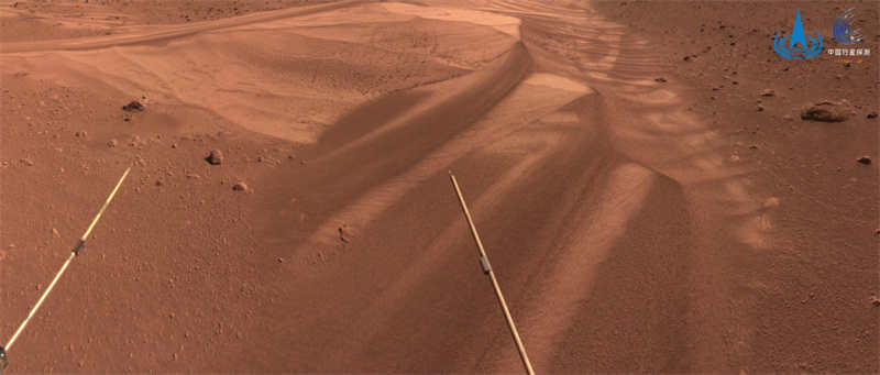 Imagen tomada por el rover Zhurong capta las dunas de arena de su área de patrullaje. [Foto: proporcionada a chinadaily.com.cn]