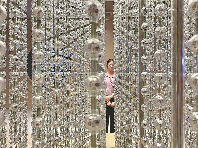 Una mujer visita una sala de exposiciones de un centro de trazabilidad global para importaciones y exportaciones en el distrito de Nansha, Guangzhou, provincia de Guangdong, el 15 de junio. [Foto de QIU QUANLIN/CHINA DAILY]