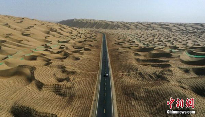 China abre nueva carretera en su desierto más grande