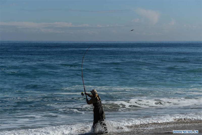Una persona practica pesca deportiva en la playa de Reñaca, en Viña del Mar, Chile, el 27 de junio de 2022. (Xinhua/Jorge Villegas) 