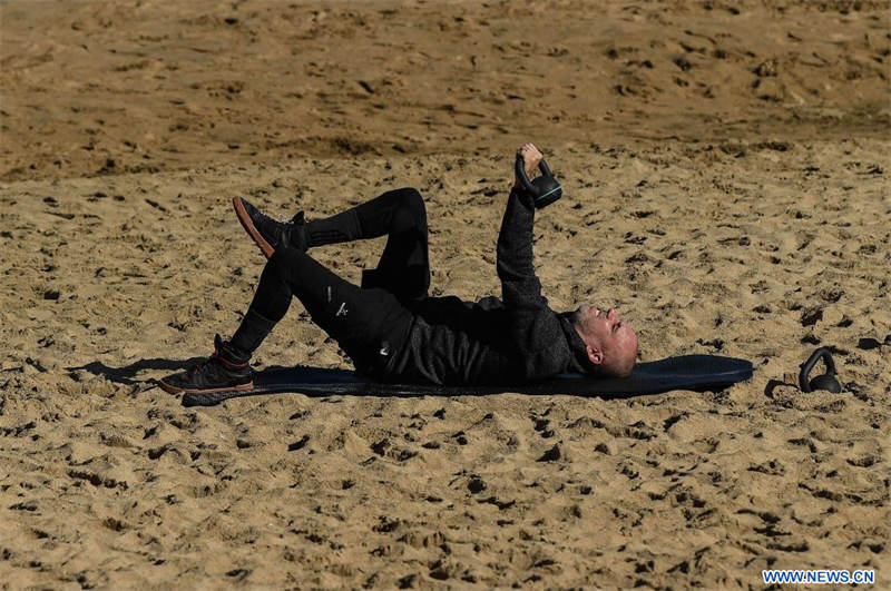 Una persona realiza ejercicio en la playa de Reñaca, en Viña del Mar, Chile, el 27 de junio de 2022. (Xinhua/Jorge Villegas)