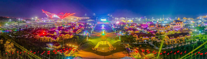 La Nueva Área de la Costa Oeste de Qingdao alberga la plaza de cerveza más grande del mundo, Golden Beach Beer City, que opera todos los días durante el 32º Festival Internacional de la Cerveza de Qingdao. [Foto proporcionada a chinadaily.com.cn]