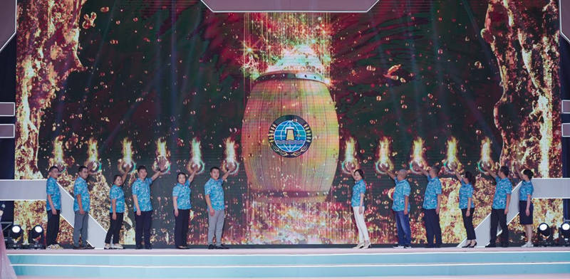 Doce representantes abren virtualmente el primer barril de cerveza durante la ceremonia de apertura en línea del lugar de la Nueva Área de la Costa Oeste de Qingdao el viernes por la noche. [Foto proporcionada a chinadaily.com.cn]