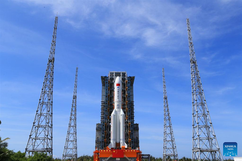 La foto tomada el 18 de julio del 2022 muestra la combinación del módulo de laboratorio de la estación espacial china Wentian y un cohete portador Larga Marcha-5B Y3 que se transfiere al área de lanzamiento en la provincia de Hainan. [Foto: Xinhua]