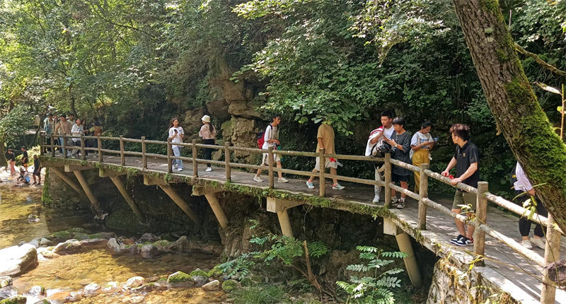 Con el fin de mantener la calidad del agua, el Parque Forestal Nacional Niubeliang restringe la entrada a 12.000 visitantes diarios, Shaanxi, 3 de agosto del 2022. (Foto: YAC)