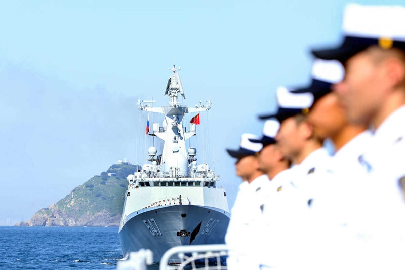 Oficiales y soldados se alinean en la cubierta del CNS Handan, una fragata de misiles guiados de clase Tipo 054A, para la ceremonia de apertura del concurso Copa del Mar, parte de los Juegos Internacionales del Ejército 2022, en Qingdao, provincia de Shandong, el miércoles. (Yu Qingzheng/China Daily)