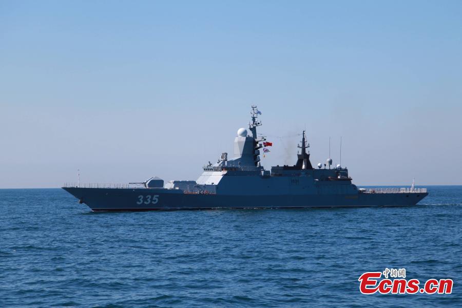 Gromkiy, una corbeta de la clase Steregushchiy de la Flota Primorskaya de la Flota del Pacífico rusa, participa en el concurso de la Copa del Mar, en Qingdao, provincia de Shandong, al este de China, el 17 de agosto de 2022. (Foto: China News Service/Li Chun)