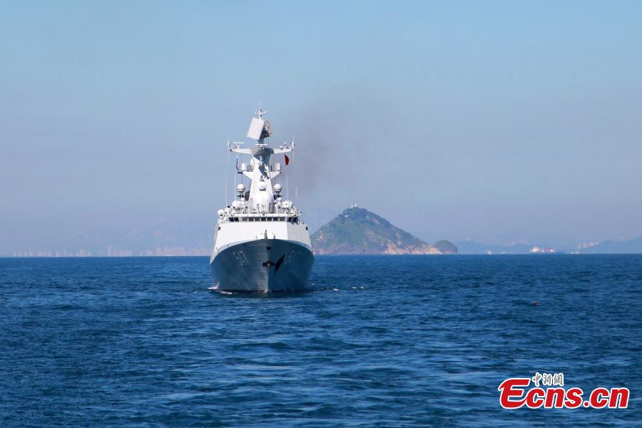 El CNS Linyi, una fragata de misiles guiados de la clase 054A de la Flota del Mar del Norte de la Armada del Ejército Popular de Liberación, participa en la Copa del Mar, en Qingdao, provincia oriental china de Shandong, el 17 de agosto de 2022.