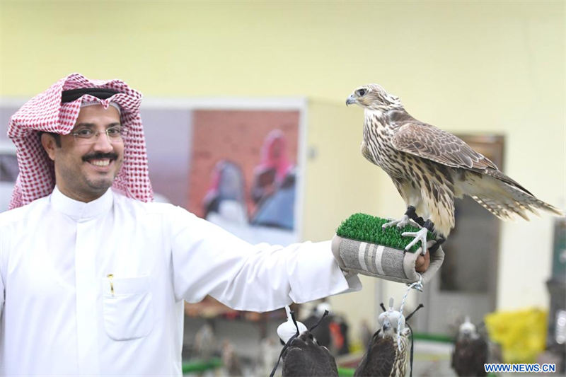 Imagen del 28 de agosto de 2022 de un hombre mostrando su halcón para su venta en el mercado de halcones, en el distrito de Al-Rai, en la Gobernación de Farwaniya, Kuwait. Las aves de presa entrenadas son vendidas en este famoso mercado de halcones que tiene una historia de más de 4 años. (Xinhua/Ghazy Qaffaf)