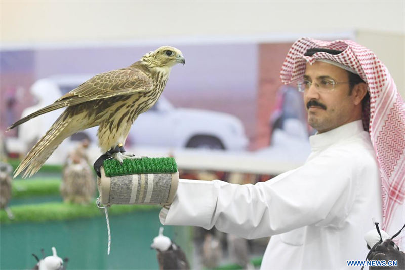  Imagen del 28 de agosto de 2022 de un hombre mostrando su halcón para su venta en el mercado de halcones, en el distrito de Al-Rai, en la Gobernación de Farwaniya, Kuwait. Las aves de presa entrenadas son vendidas en este famoso mercado de halcones que tiene una historia de más de 4 años. (Xinhua/Ghazy Qaffaf)