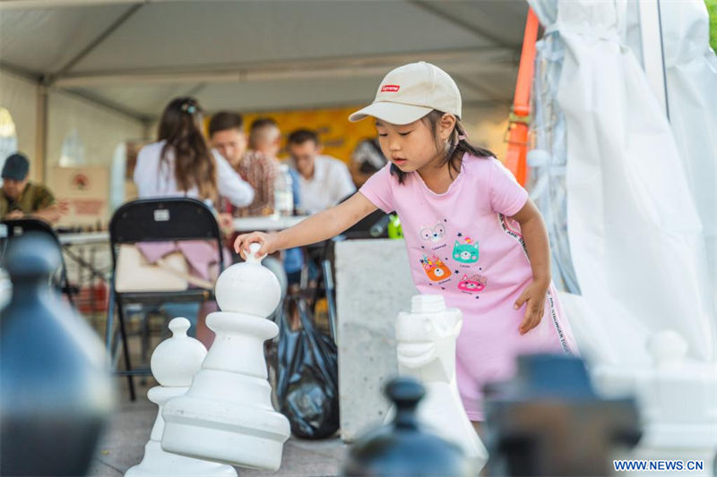  Una niña juega en una carpa de ajedrez, en Vladivostok, Rusia, el 31 de agosto de 2022. Una carpa de ajedrez se instaló en una calle en Vladivostok para promover la cultura del ajedrez. Los aficionados al ajedrez pueden jugar gratuitamente y recibir orientación de tutores profesionales. (Xinhua/Guo Feizhou)