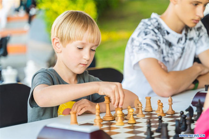  Un niño juega en una carpa de ajedrez, en Vladivostok, Rusia, el 31 de agosto de 2022. Una carpa de ajedrez se instaló en una calle en Vladivostok para promover la cultura del ajedrez. Los aficionados al ajedrez pueden jugar gratuitamente y recibir orientación de tutores profesionales. (Xinhua/Guo Feizhou)