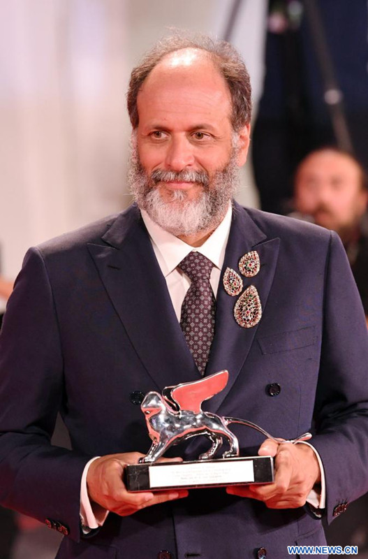 Imagen del 10 de septiembre de 2022 del director Luca Guadagnino, posando con el León de Plata para Mejor Director, durante el 79º Festival Internacional de Cine de Venecia, en Venecia, Italia. El 79º Festival Internacional de Cine de Venecia terminó el sábado por la tarde en la isla de Lido, con una ceremonia para entregar premios a los ganadores en la principal competencia, los Horizontes y otras secciones. (Xinhua/Jin Mamengni)